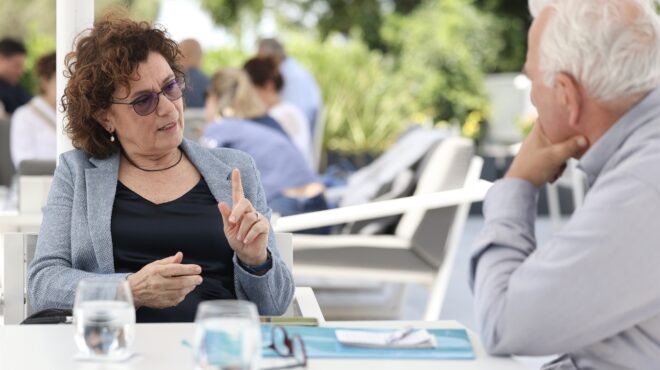 λουκία-σαράντη-δεν-είναι-εύκολο-να-παρ-563101768