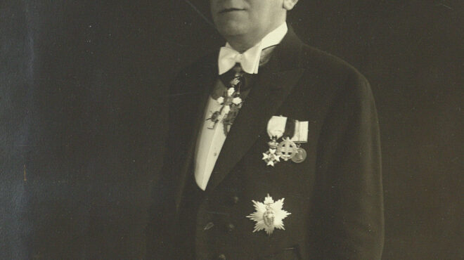 δείχνοντας-τα-ταμεία-563095303