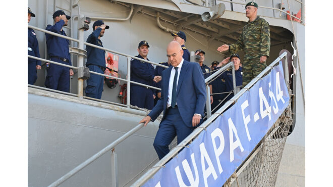 εντός-και-εκτός-η-ελληνική-σημαία-ξανά-563088247