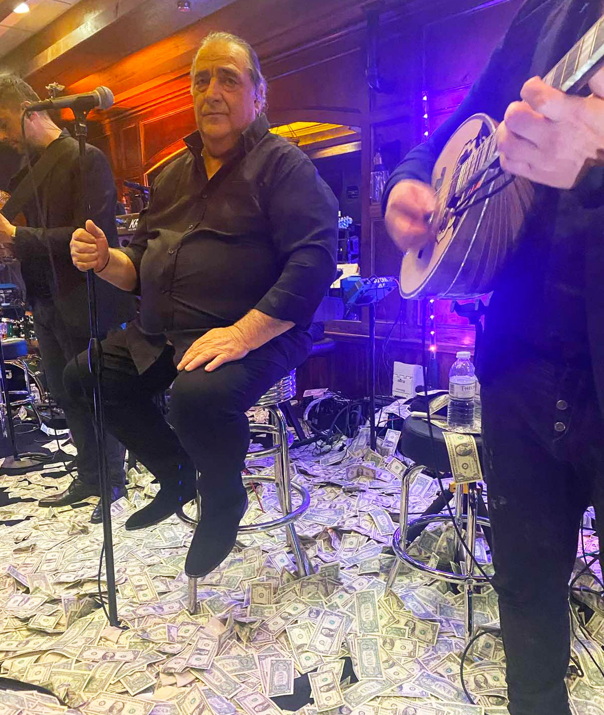 Βασίλης Καρράς: Ο «μουντζούρης» που έγινε φαινόμενο-2