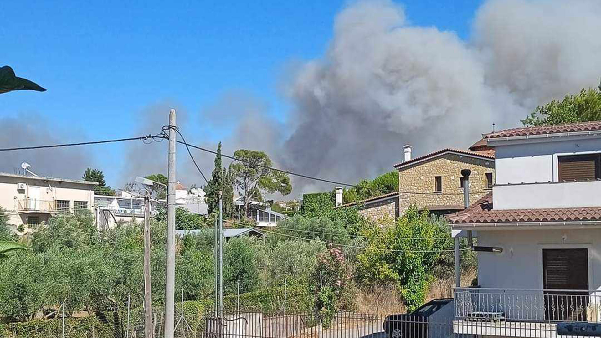 Σταμάτα Διονύσου: «Επικίνδυνη πυρκαγιά», κοντά σε σπίτια – Μηνύματα από το 112-1