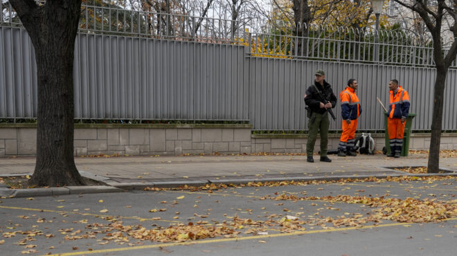 επίθεση-με-τόξο-μπροστά-από-την-πρεσβε-563102551
