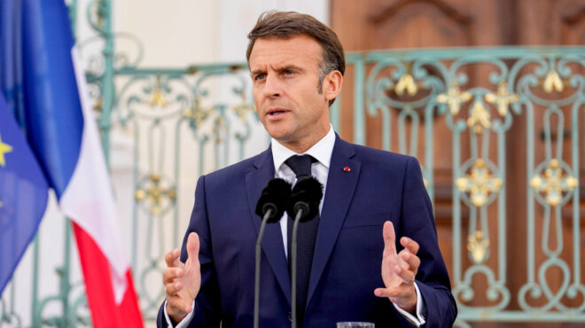 εντός-και-εκτός-ο-μακρόν-εις-αναζήτηση-563074582