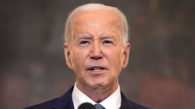 κλειστά-κρατάει-τα-χαρτιά-του-ο-λευκός-563069173