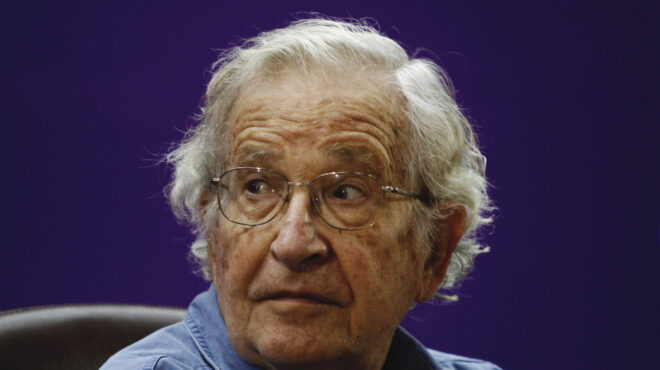 οχι-δεν-πέθανε-ο-νόαμ-τσόμσκι-βγήκε-α-563086342