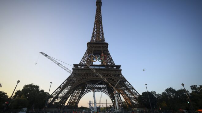 παρίσι-2024-οι-ολυμπιακοί-κύκλοι-κοσμούν-563064961