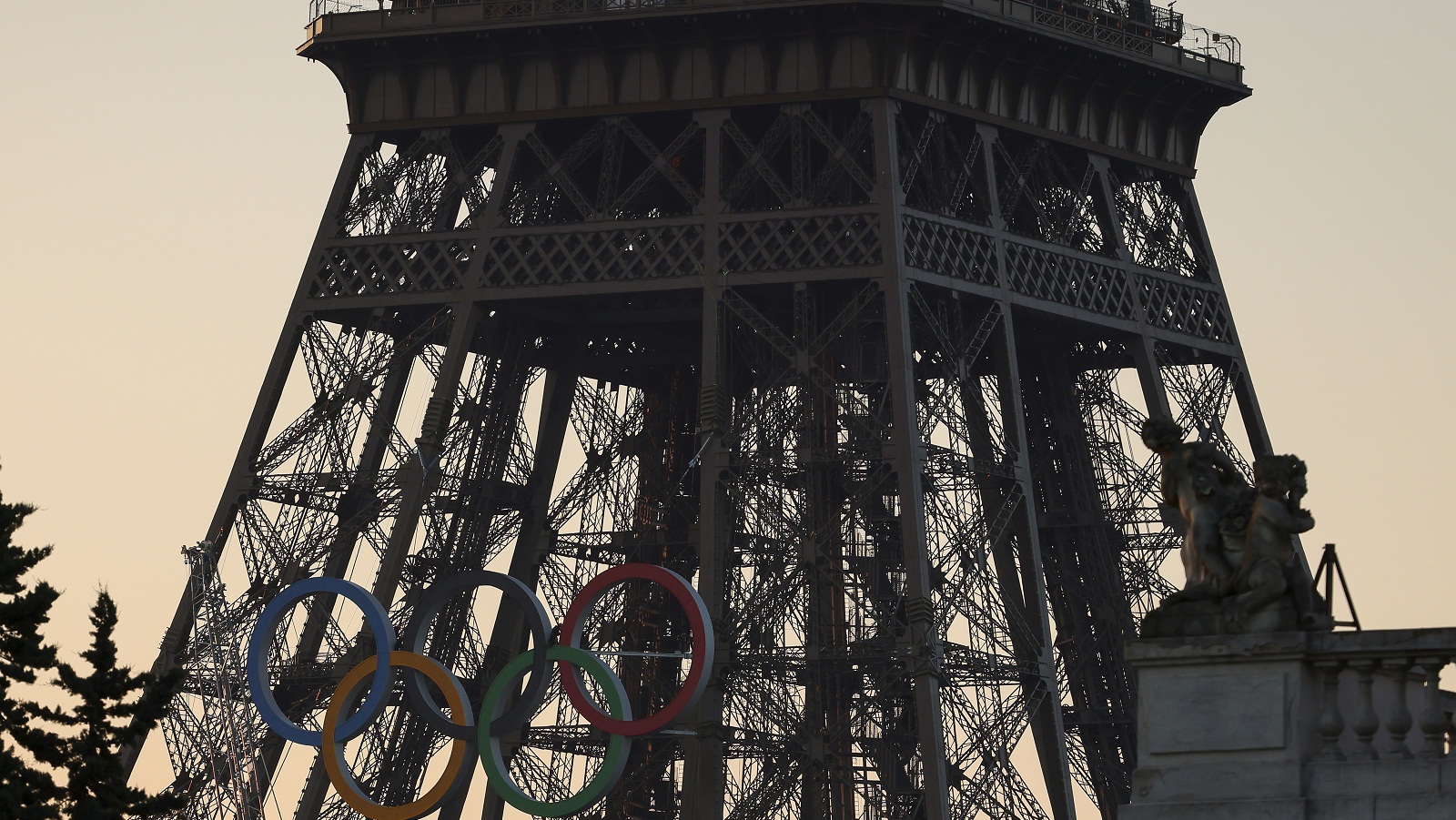 Παρίσι 2024: Οι ολυμπιακοί κύκλοι κοσμούν πλέον τον Πύργο του Αϊφελ (εικόνες)-1
