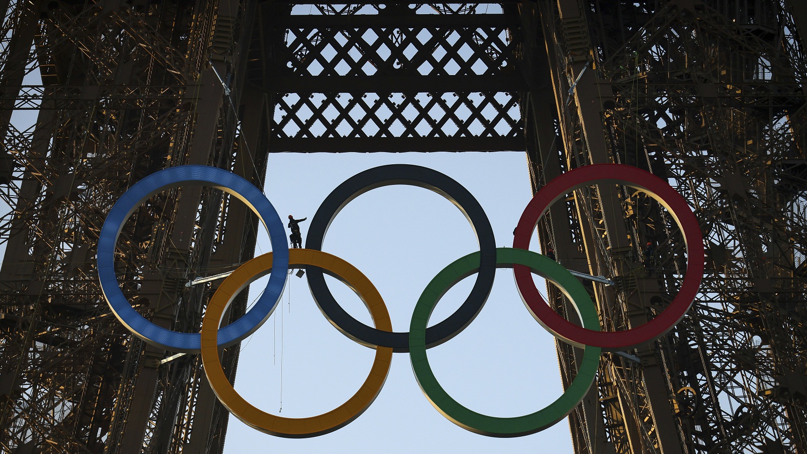 Παρίσι 2024: Οι ολυμπιακοί κύκλοι κοσμούν πλέον τον Πύργο του Αϊφελ (εικόνες)-3