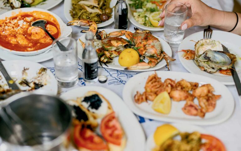 Βόλος: Πού και πώς θα απολαύσετε το καλύτερο τσίπουρο