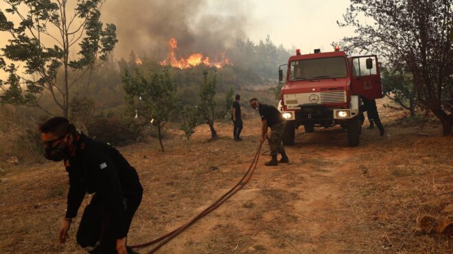πυροσβεστική-σκληρή-μάχη-με-τις-φλόγε-563103484