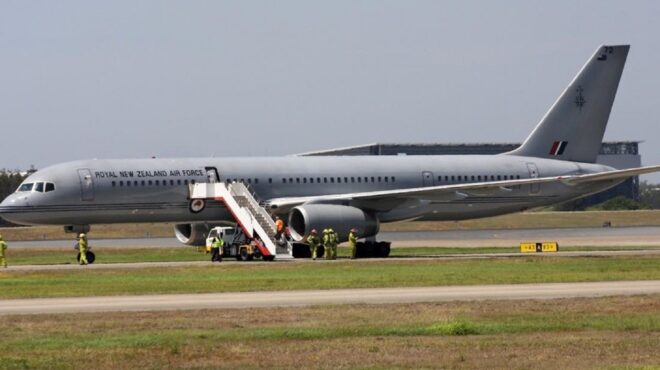 επιβατικό-αεροπλάνο-κάνει-αναγκαστι-563084662