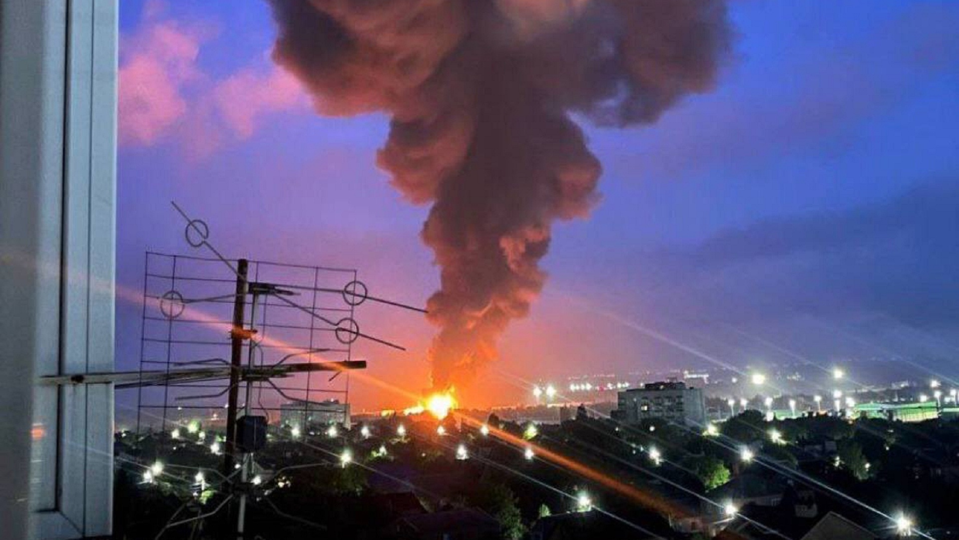 Ρωσία: Στις φλόγες αποθήκες πετρελαίου κοντά στο Ροστόφ από «ουκρανική επίθεση» (βίντεο)-1