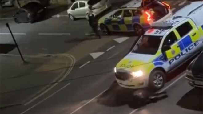 βρετανία-οργή-για-τον-αστυνομικό-που-χ-563082592