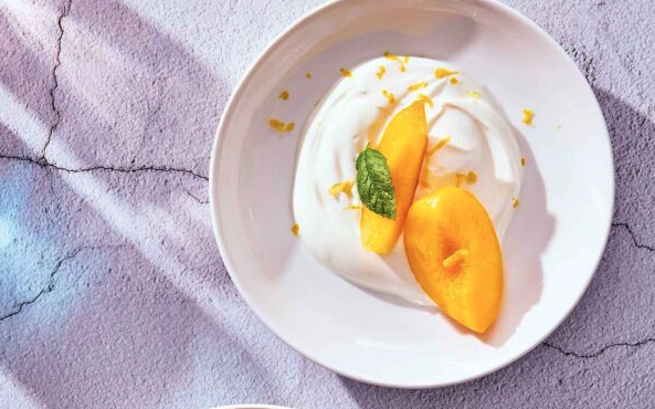 ροδάκινα-ποσέ-με-κρέμα-γιαουρτιού-563057461