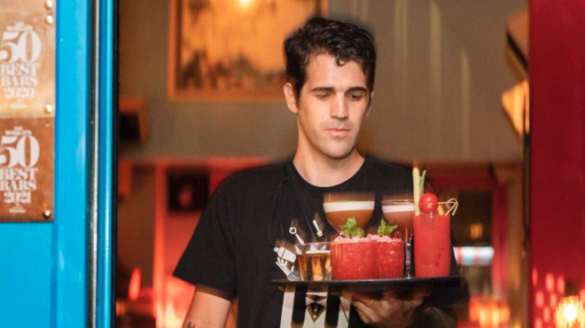 11-αθηναϊκά-μπαρ-που-θα-σώσουν-το-καλοκα-563093278