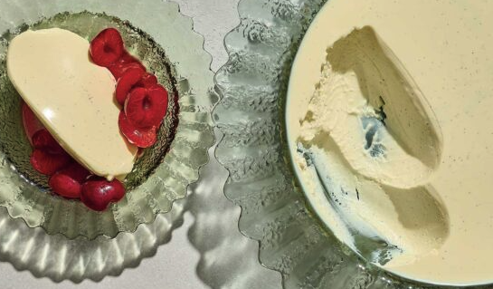 κρέμα-γιαουρτιού-με-καραμελωμένα-κερ-563093821