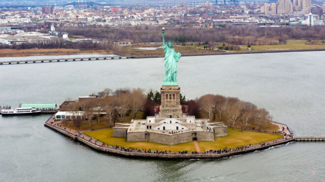 σαν-σήμερα-17-ιουνίου-1885-το-άγαλμα-της-ελ-563079394