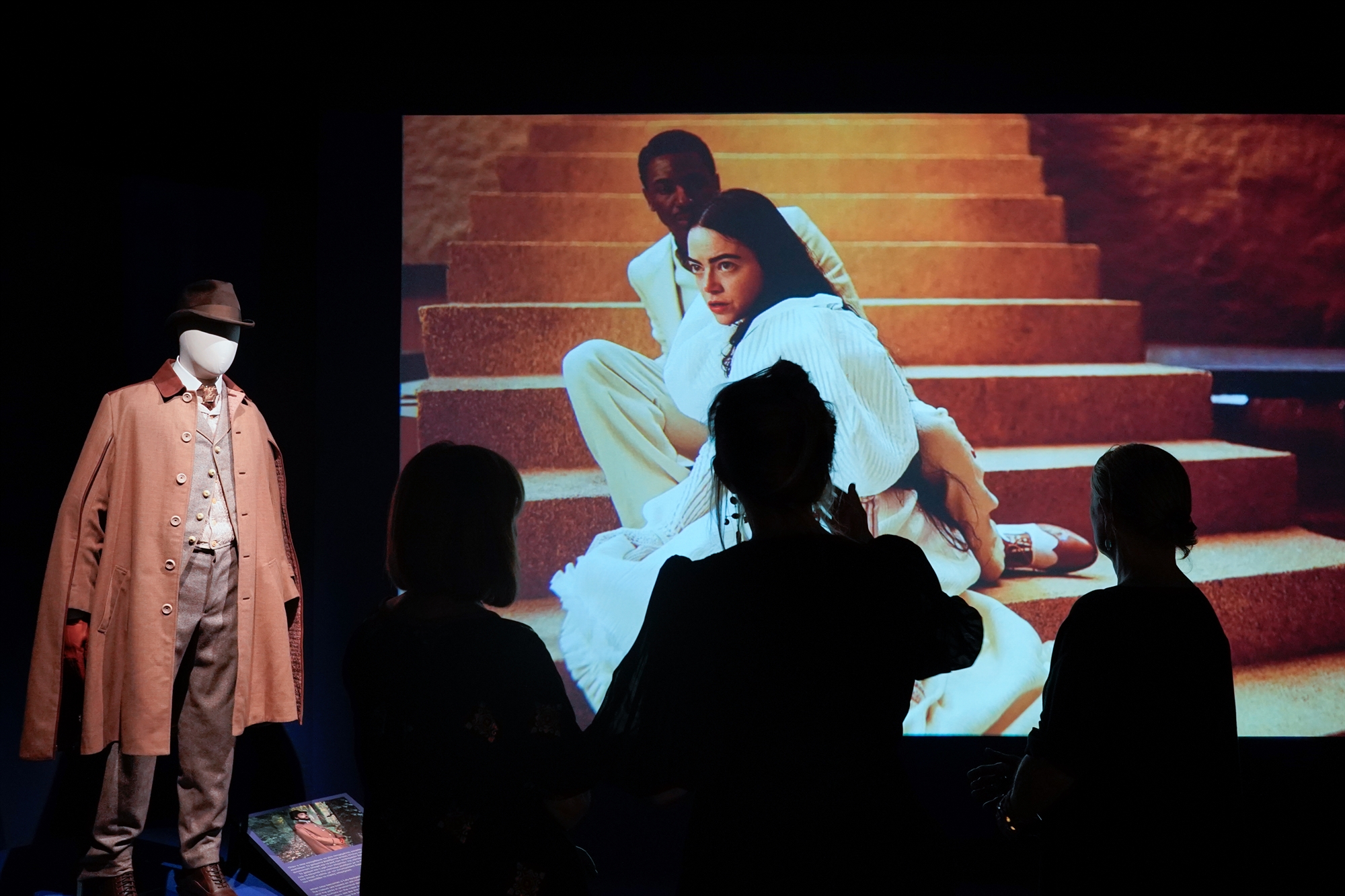 Εγκαίνια της έκθεσης με τα κοστούμια του «Poor Things»-1