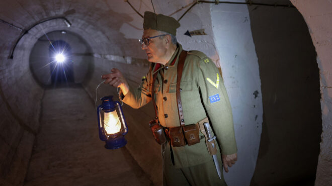 τουρισμός-στα-τούνελ-του-πολέμου-563069341