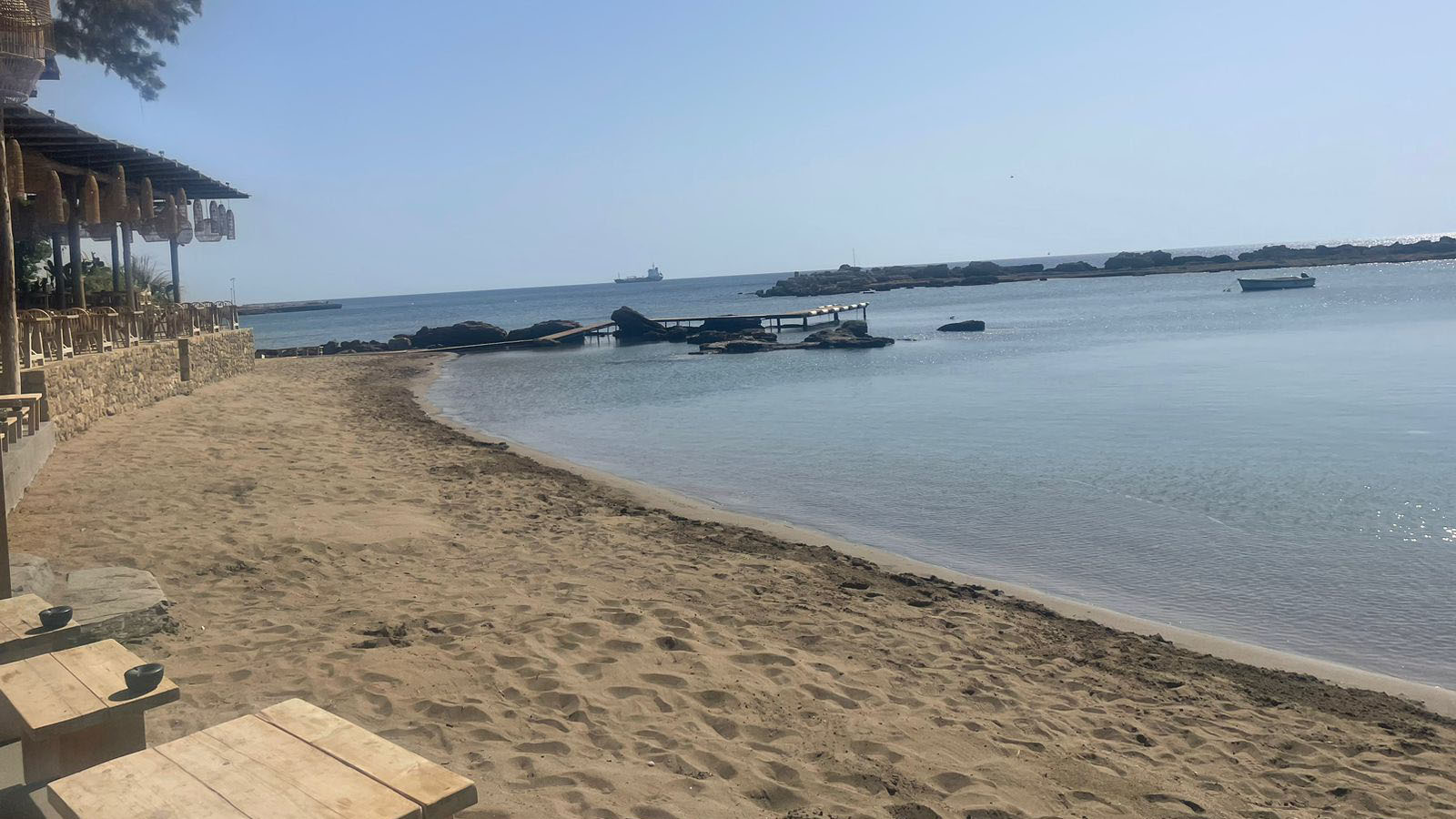 Συνετίζονται τα μπιτς μπαρς στη Ρόδο: Ξηλώνουν αυθαίρετες κατασκευές για να αποφύγουν το λουκέτο-2