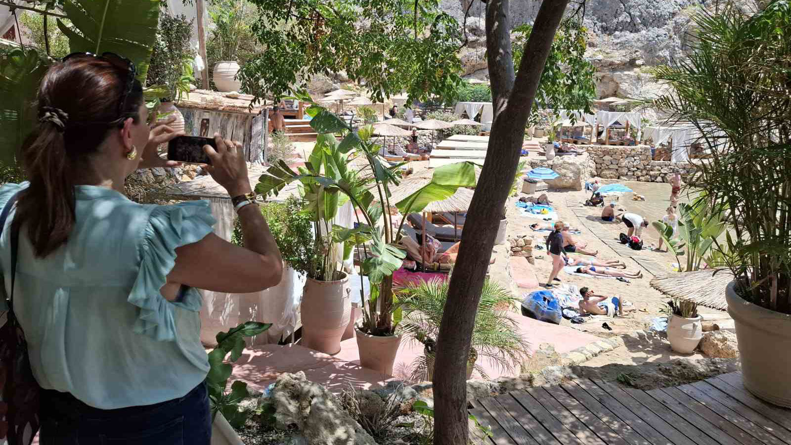 Συνετίζονται τα μπιτς μπαρς στη Ρόδο: Ξηλώνουν αυθαίρετες κατασκευές για να αποφύγουν το λουκέτο-3