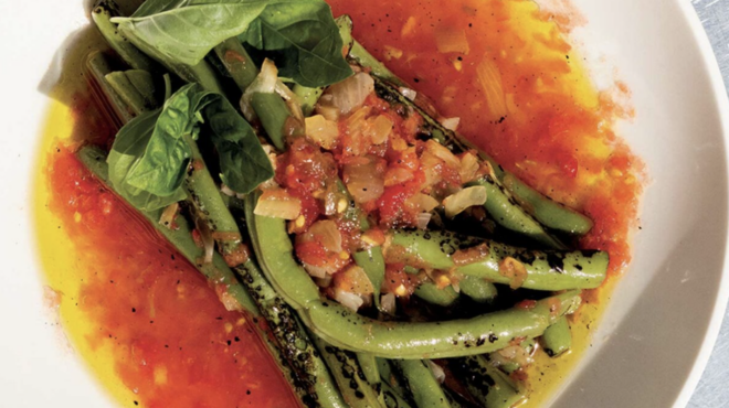 αμπελοφάσουλα-και-κρεμμύδια-στον-φού-563083090