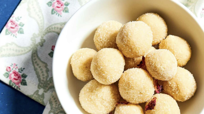 αμυγδαλωτά-με-ροδόνερο-563083084