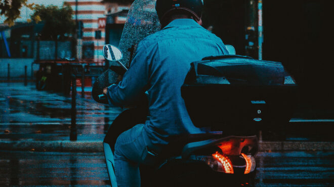 οδήγηση-μηχανής-και-βροχή-563094637