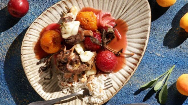 αρνάκι-στη-γάστρα-με-δαμάσκηνα-και-βερ-563093701