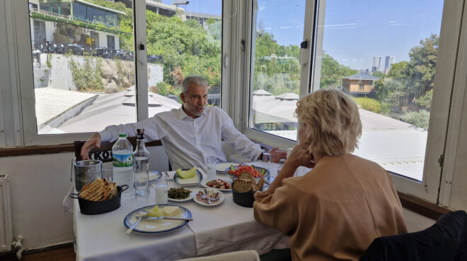 βύρων-νικολαΐδης-ενας-μονόκερος-απ-563082031