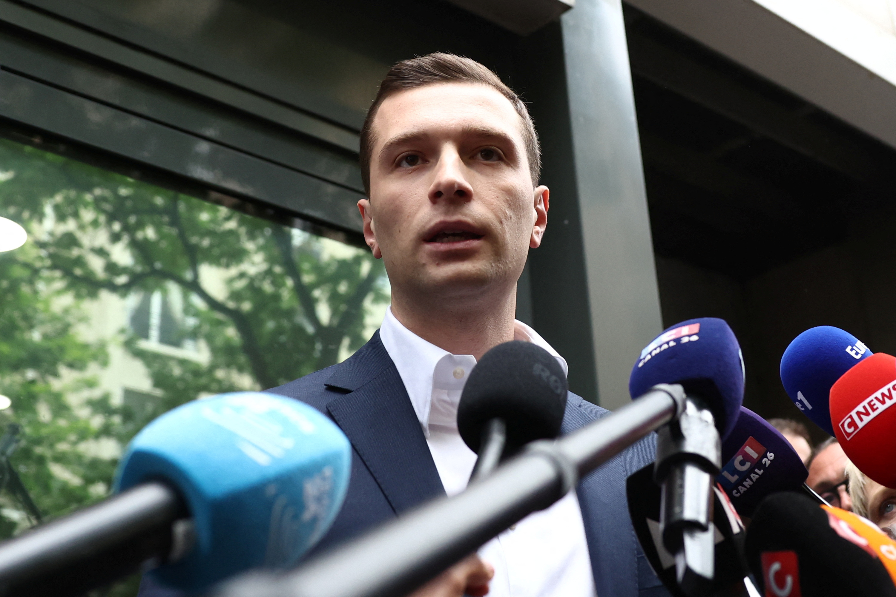 Γαλλία: Η Ακροδεξιά συζητά για κοινό μέτωπο κατά του Μακρόν στις εκλογές-1