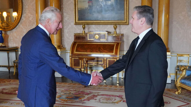 ο-κάρολος-πιο-κοντά-στον-σερ-των-εργατι-563099542