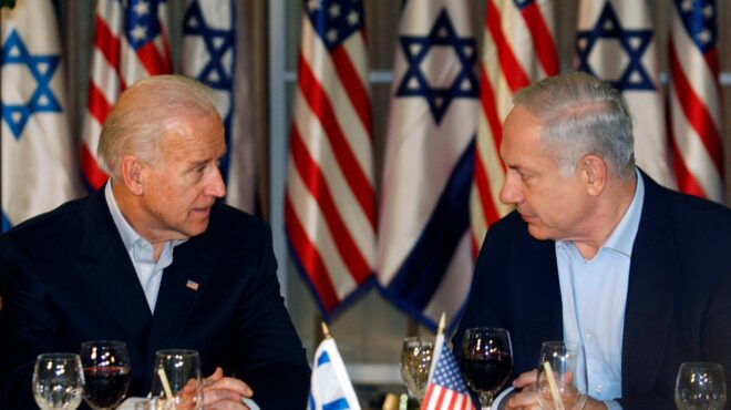 κλειστά-κρατάει-τα-χαρτιά-του-ο-λευκός-563069620