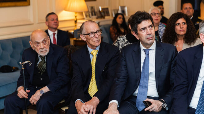 η-δύναμη-της-ζωής-σε-μια-χειραψία-563082109