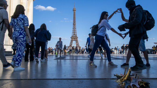 εδώ-το-παρίσι-δεν-είναι-πραγματικό-563093458