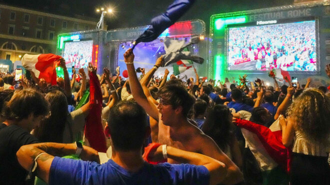 από-τις-ευρωκάλπες-δαγκωτό-στις-ευρωμ-563082076