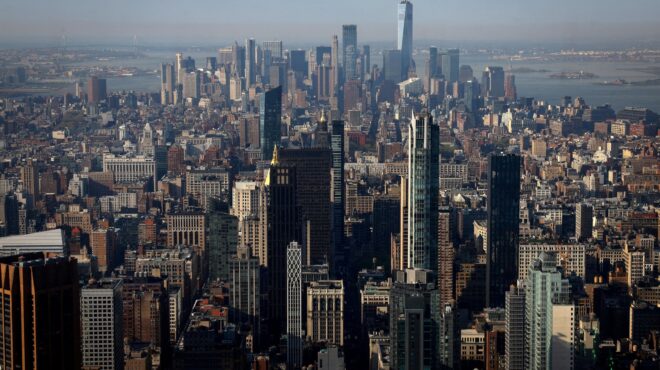 ηπα-σύννεφα-πάνω-από-την-αγορά-επαγγελ-563095828