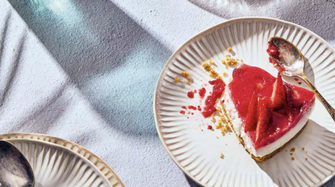 cheesecake-με-γιαούρτι-τσαλαφούτι-και-φράουλε-563063425