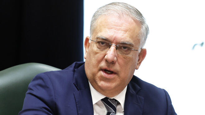 καρότο-και-μαστίγιο-για-την-ακρίβει-563090443