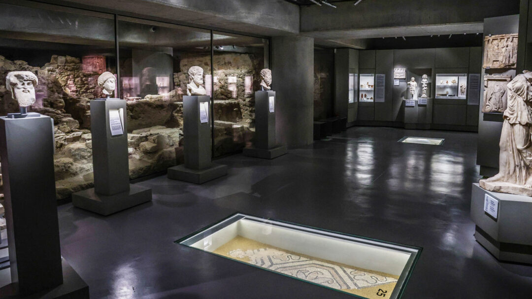 φως-στο-αθέατο-μουσείο-της-ακρόπολης-563098174