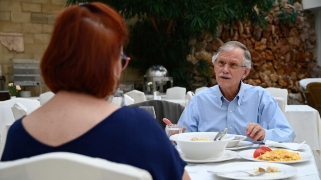 δρ-τζεφ-λανσντέιλ-γεννημένος-στην-αμε-563056462