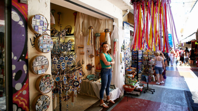 μπαράζ-προσφορών-έως-50-από-τις-αλυσίδες-563102434