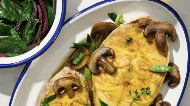 φέτες-ψαριού-αχνιστές-με-σάλτσα-γαρίδ-563096431