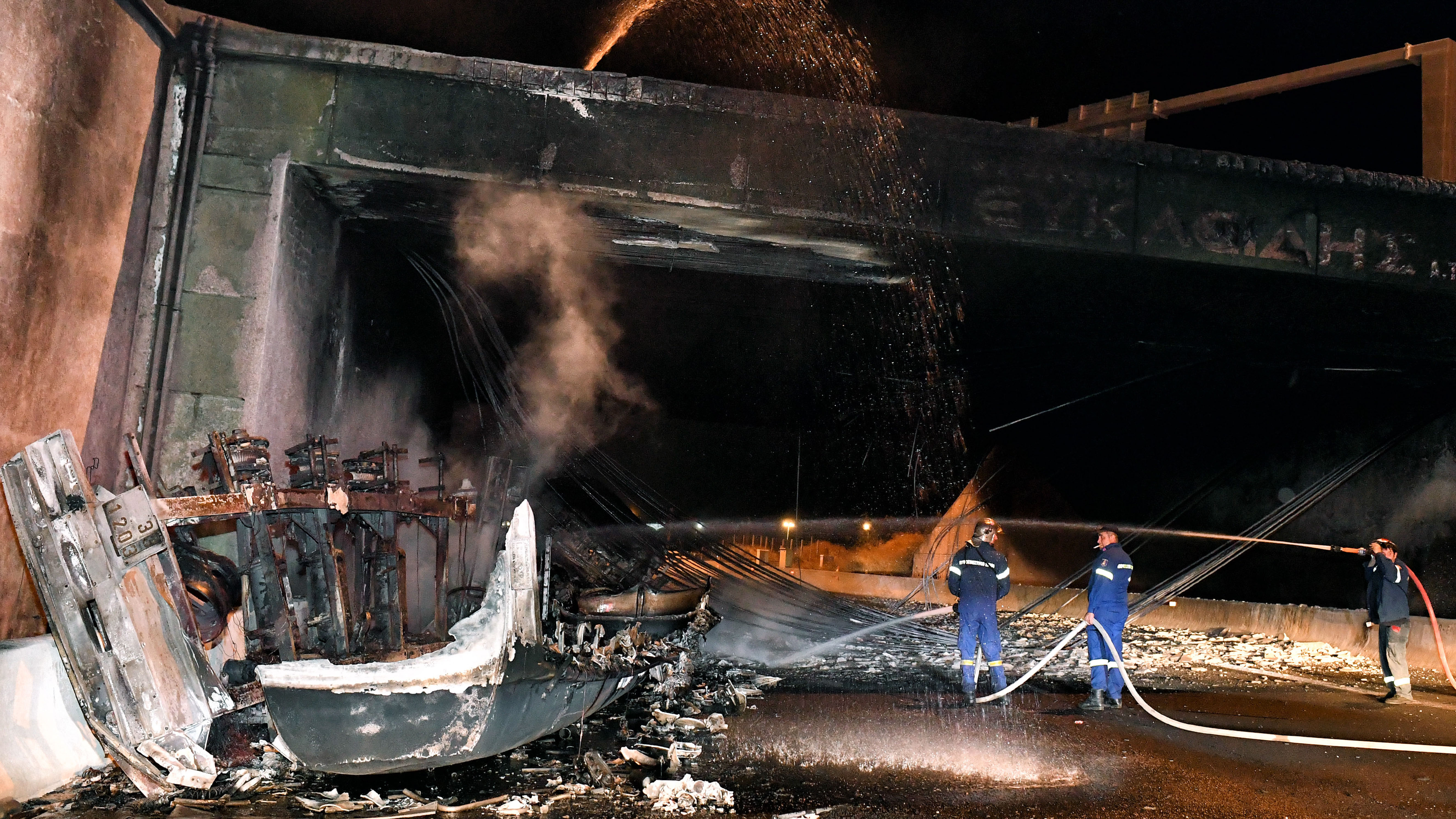 Κατεδαφίζεται η γέφυρα μετά τη φωτιά που προκάλεσε η ανατροπή βυτιοφόρου-3