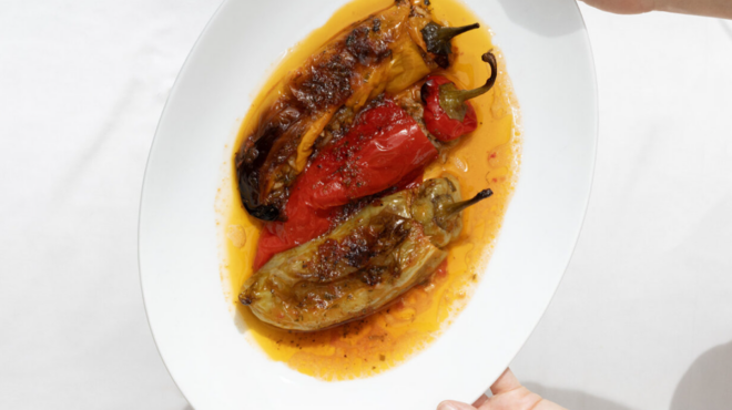 πιπεριές-κέρατο-γεμιστές-με-ρύζι-από-τ-563088811