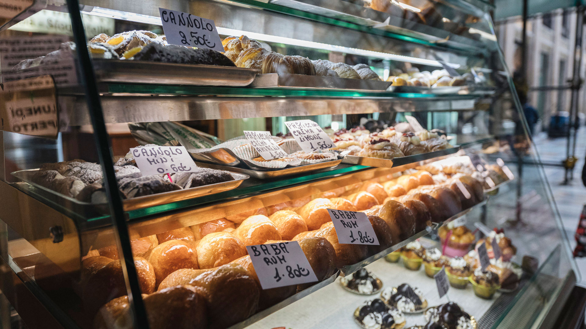 Από τη Νάπολη μέχρι τη Σικελία, όλα τα γλυκά που πρέπει να δοκιμάσετε στον ιταλικό νότο-1