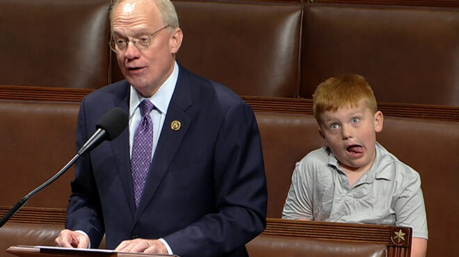 photobombing-στον-μπαμπά-viral-το-σόου-ενός-6χρονου-στ-563058859