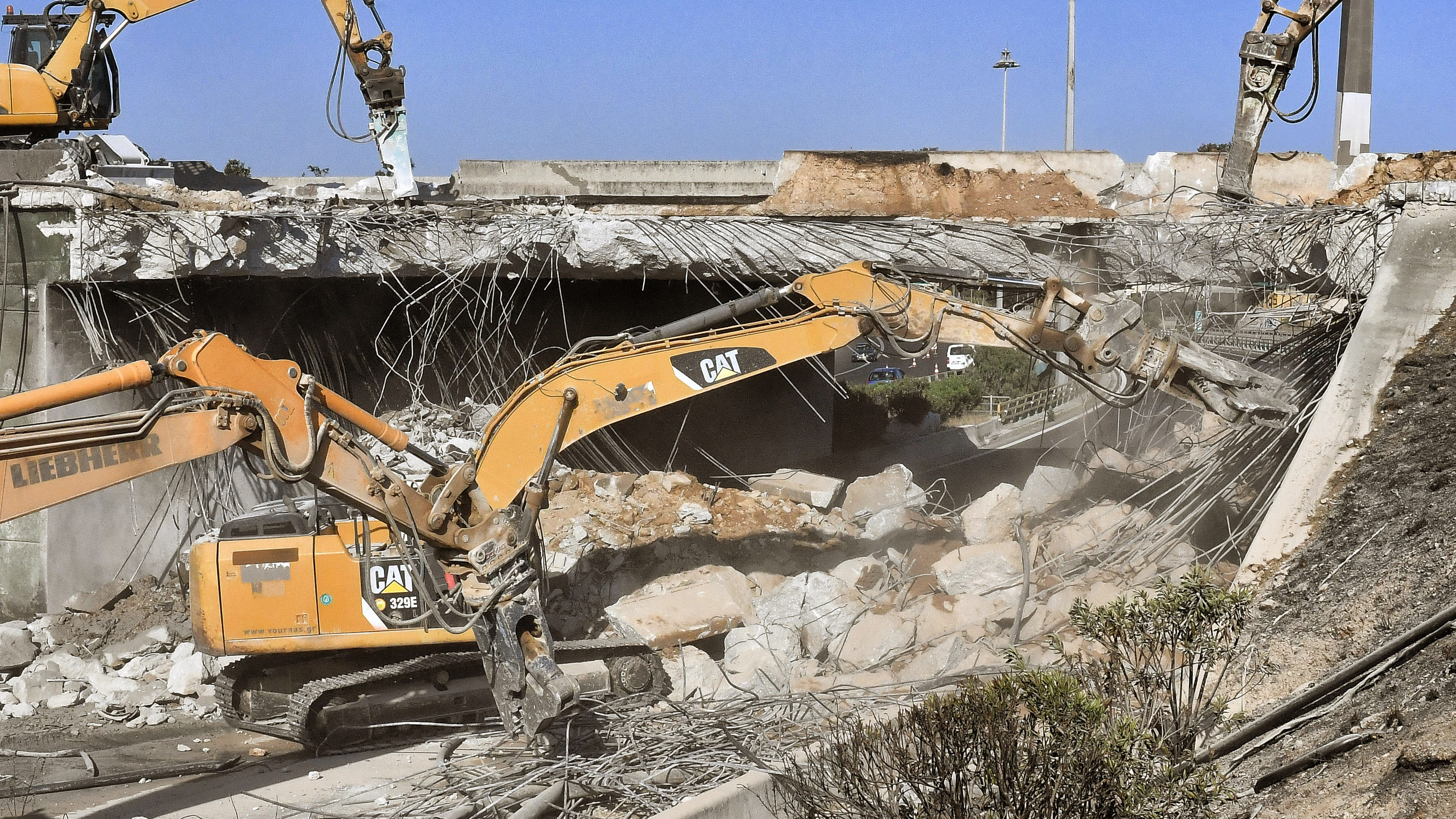 Κατεδαφίζεται η γέφυρα μετά τη φωτιά που προκάλεσε η ανατροπή βυτιοφόρου-1