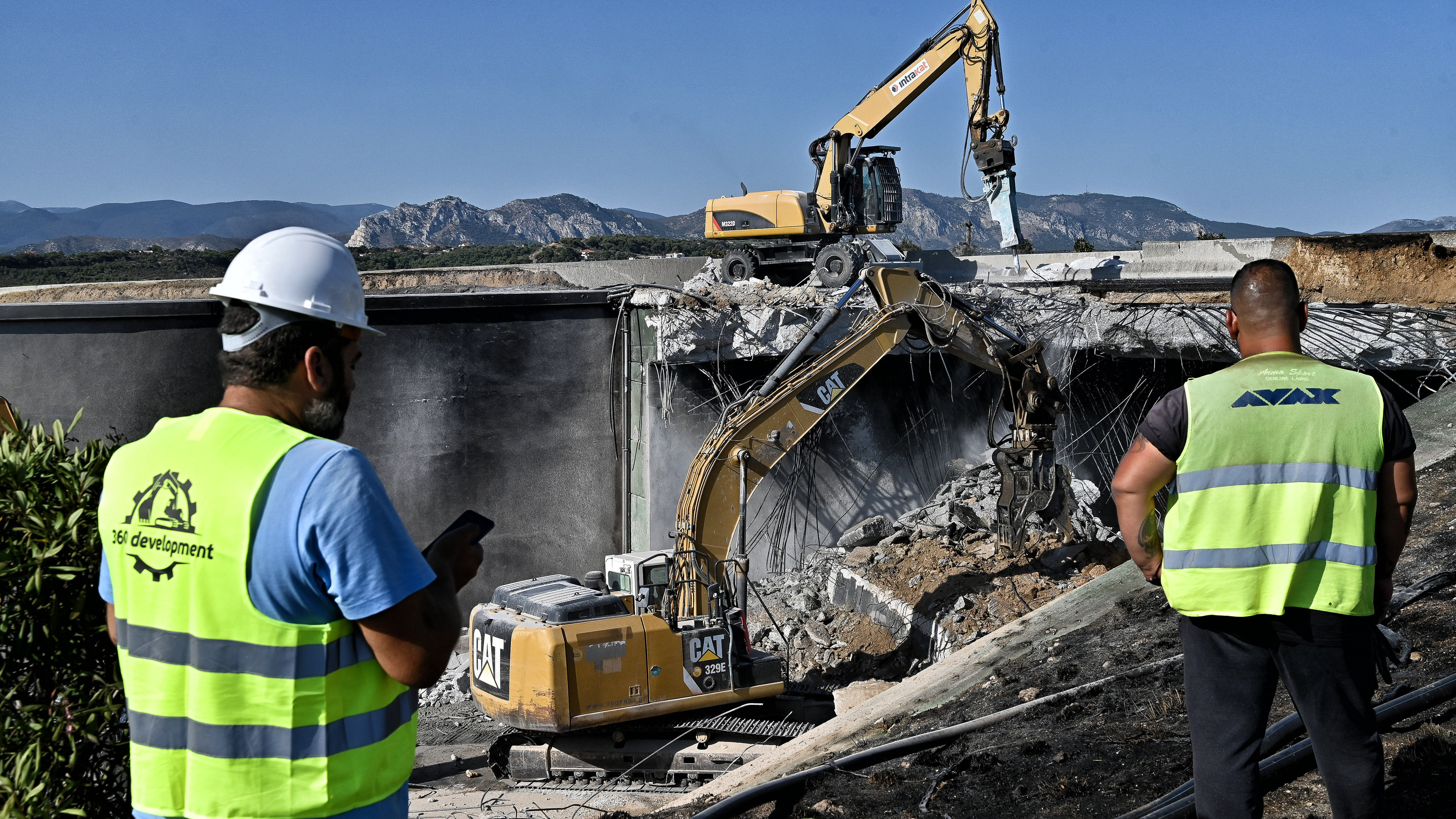 Κατεδαφίζεται η γέφυρα μετά τη φωτιά που προκάλεσε η ανατροπή βυτιοφόρου-2
