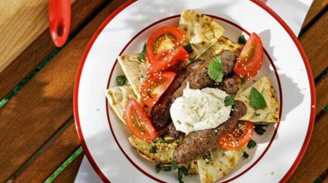 κεμπάπ-με-πολίτικα-μπαχαρικά-ντομάτα-563103085